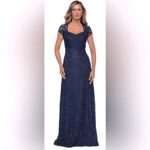 La Femme Embellished Lace Navy Gown Short sleeve & Sweetheart Neck Size 4 NWOT